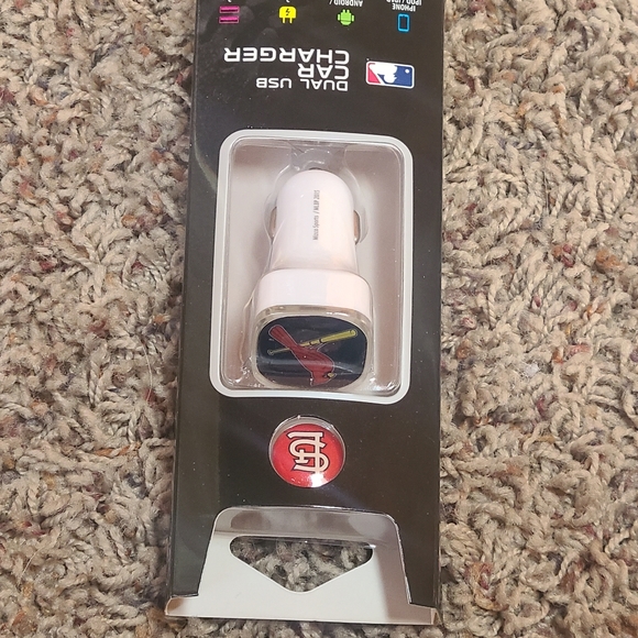 MLB St. Louis Cardinals Dual USB Car Charger - Picture 3 of 6